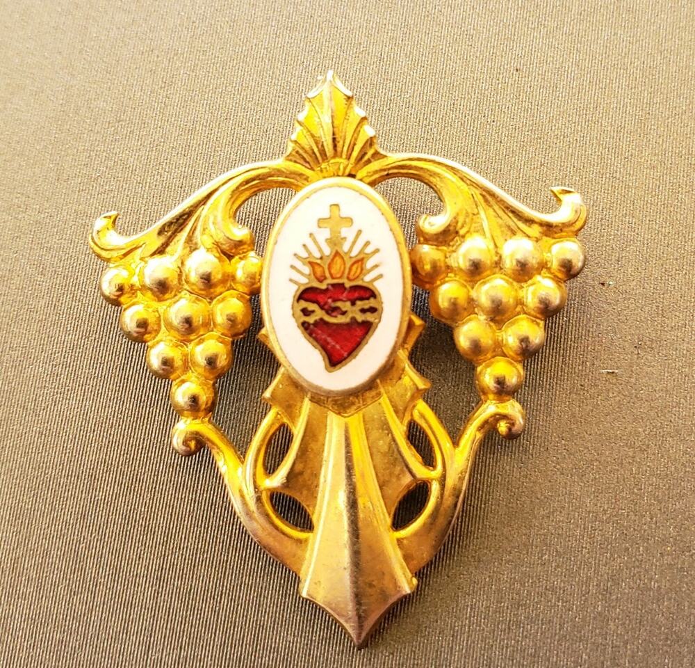 Vintage Religious Crest Grapes & Heart Enameled Pin go-118